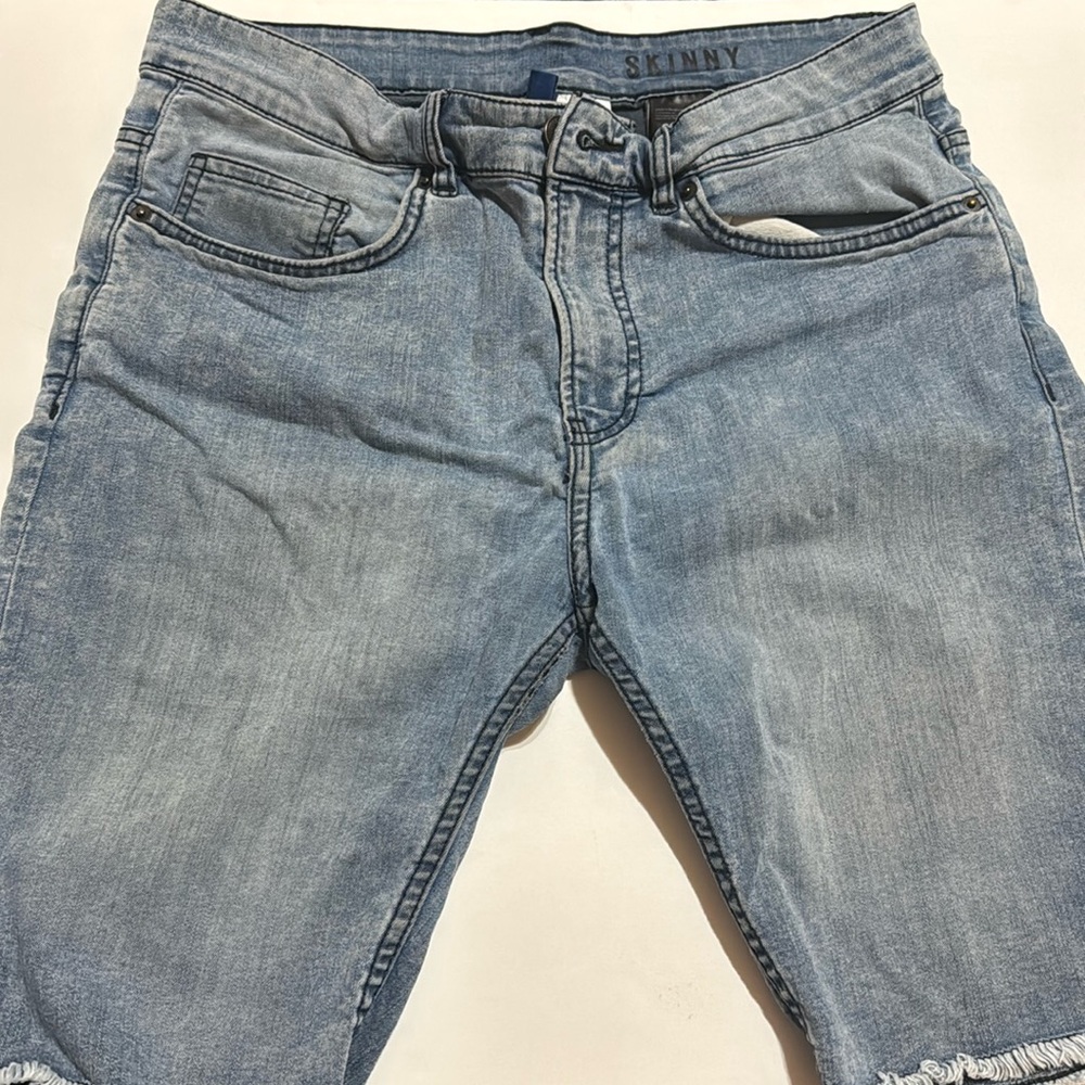 Divided-H&M men’s shorts. Skinny fit size 30 US. Above knee.